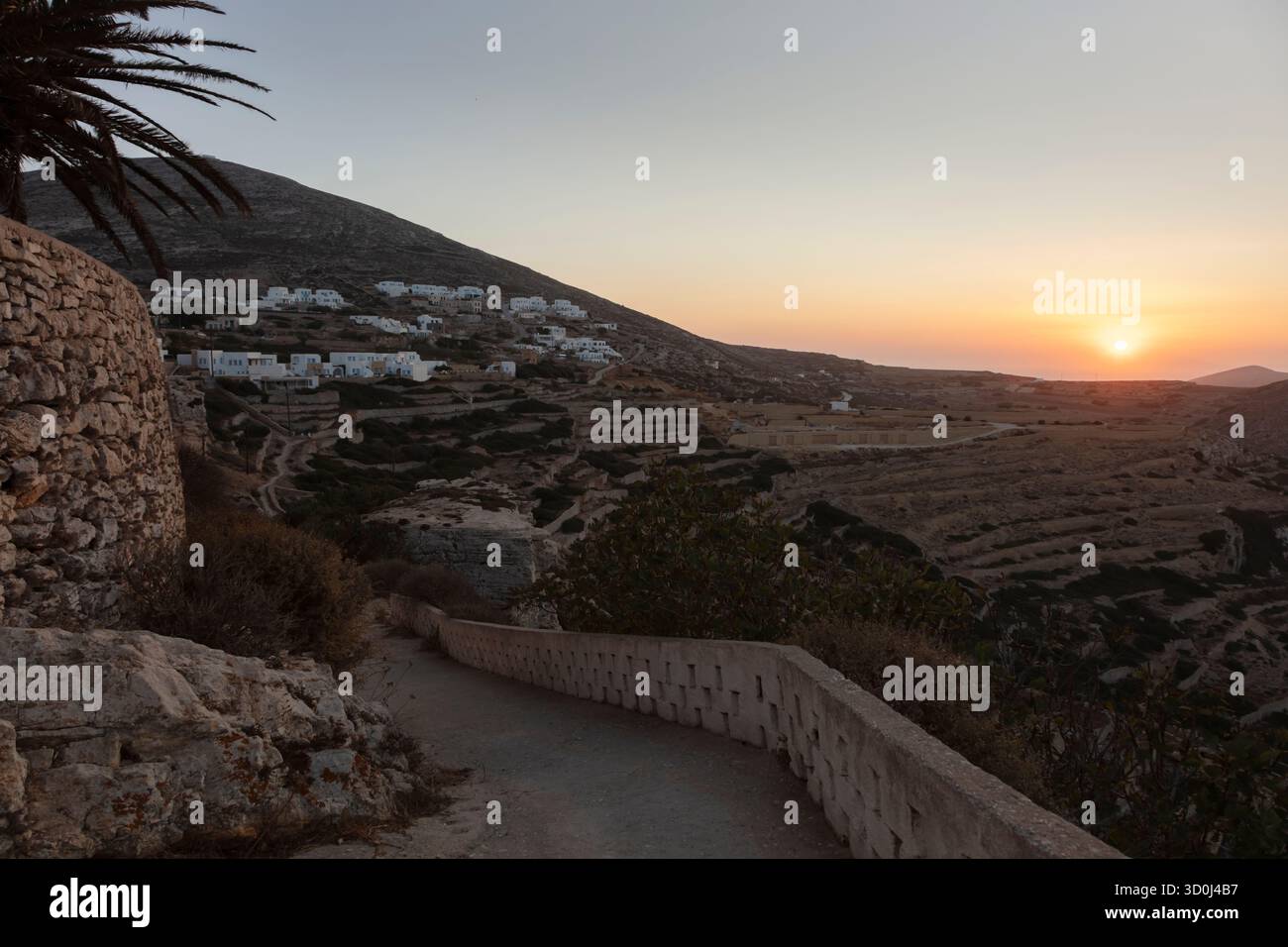 Coucher de soleil et terrasses dans le village de Chora - Folegandros Island, Cyclades Islands, Grèce Banque D'Images