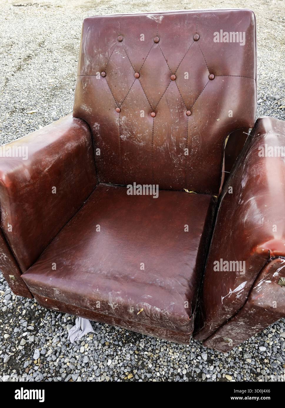Fauteuil cassé dans les poubelles, objets recyclables, meubles et décoration Banque D'Images