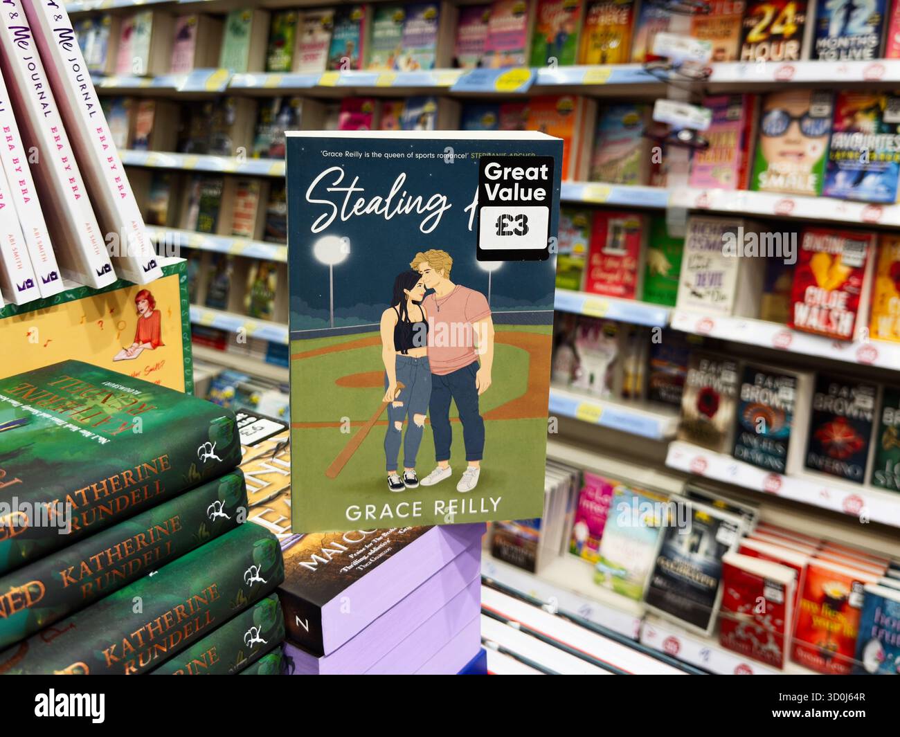 Manchester, Royaume-Uni - 26 septembre 2025 : Grace Reilly Stealing Home Cover montre un couple debout ensemble au crépuscule. Banque D'Images