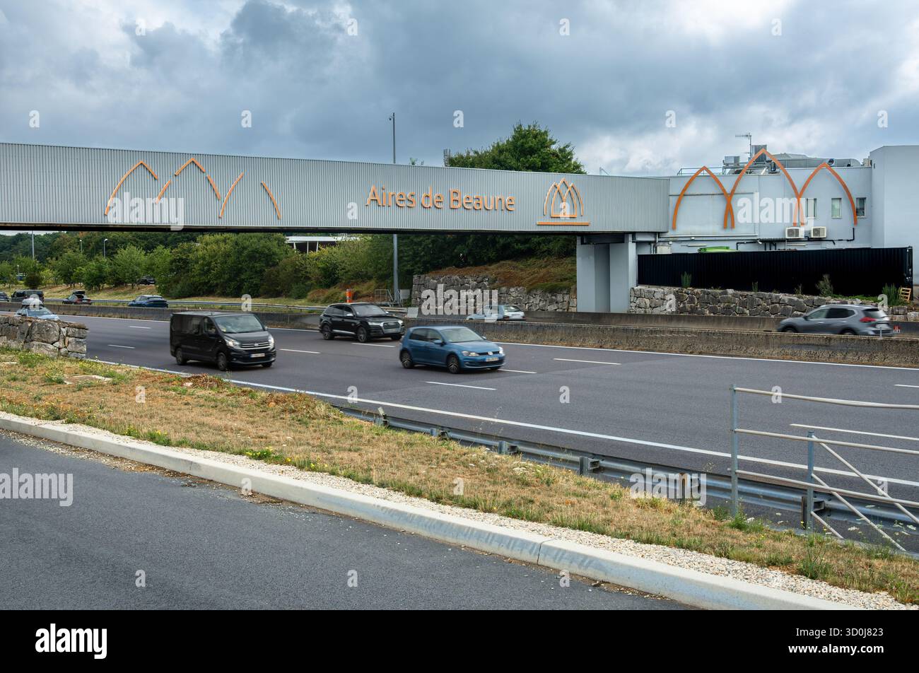 Merceuil, France - 2 août 2025 : les aires de Beaune sont des aires de repos près de Beaune, le long de l'autoroute A6. Banque D'Images