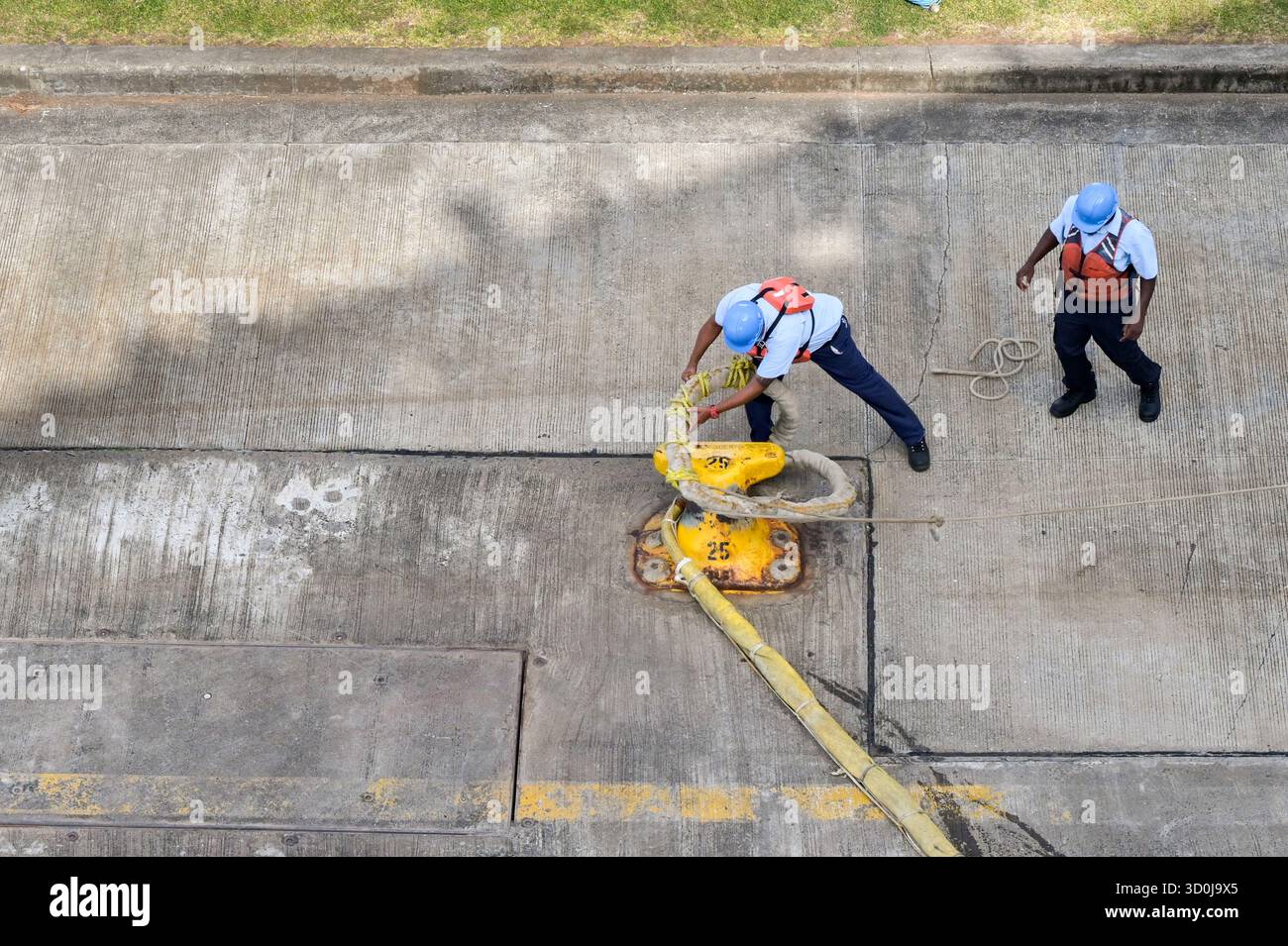 Canal de Panama, Panama - 23 janvier 2024 : des ouvriers libèrent la ligne d'amarrage lourde d'un grand navire de croisière transitant par le canal de Panama. Banque D'Images