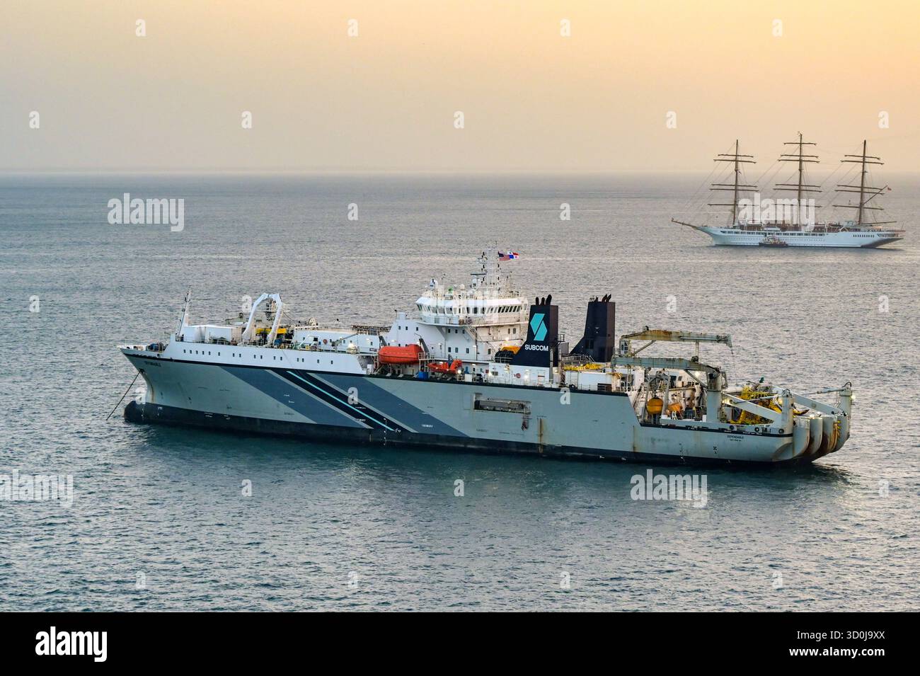 Panama - 23 janvier 2024 : navire de pose de câbles optiques de données spécialisées, détenu et exploité par Subcom, à l'ancre, en attente de transiter par le canal de Panama Banque D'Images