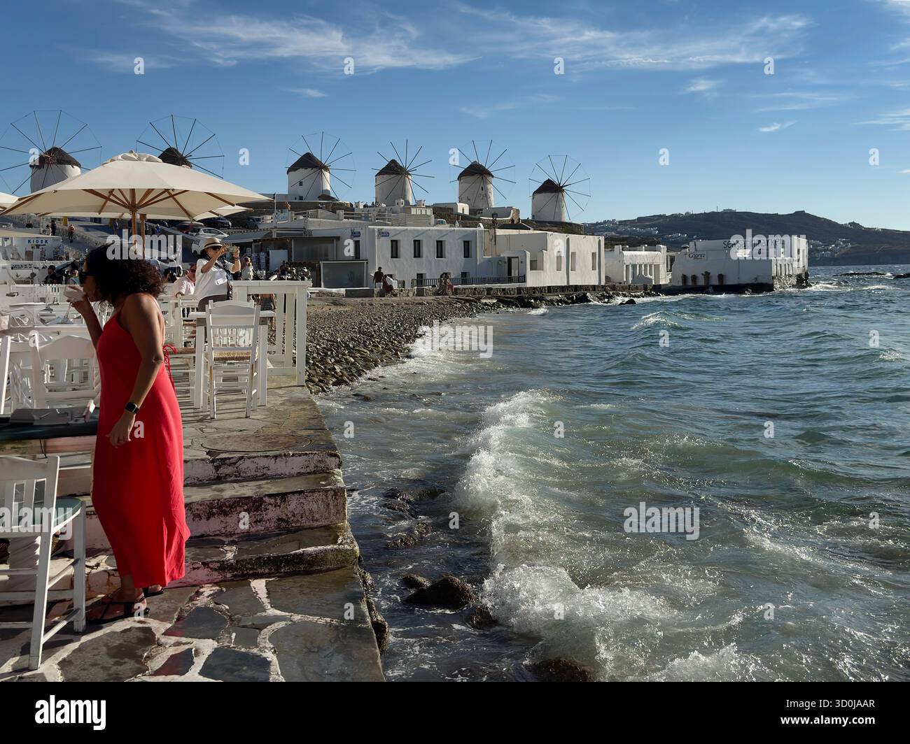Le front de mer dans la ville de Mykonos a beaucoup de bons restaurants le long de la mer Égée - île de Mykonos, îles Cyclades, Grèce Banque D'Images