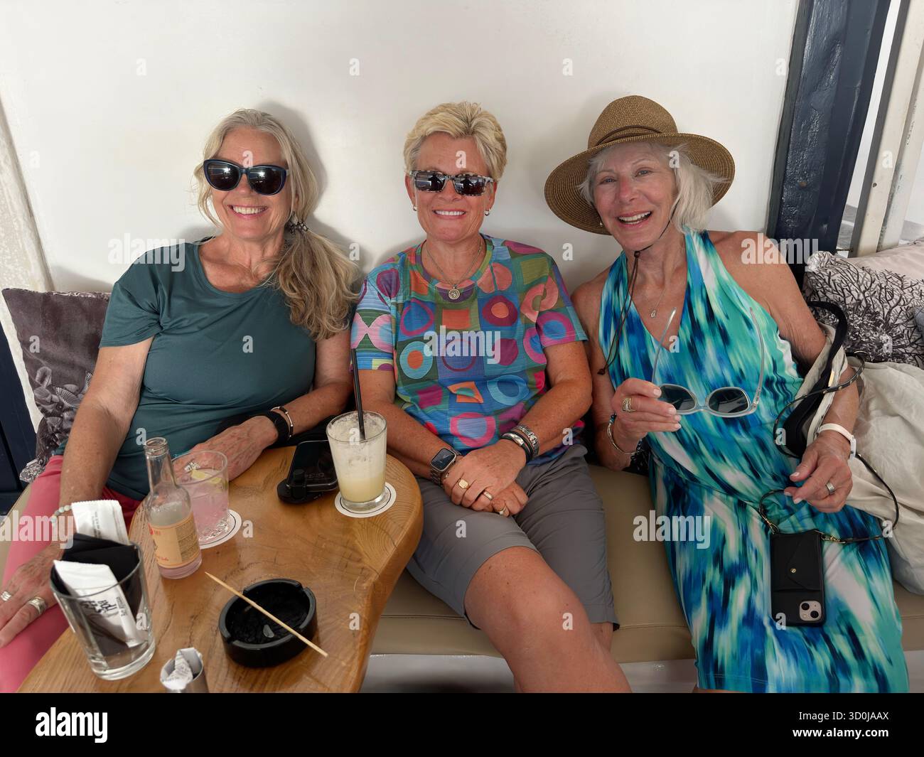 Les touristes apprécient un verre dans la ville de Mykonos - île de Mykonos, îles Cyclades, Grèce Banque D'Images