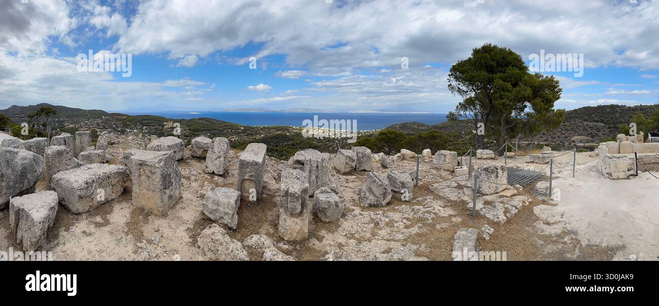 Vue ou la mer Méditerréanean depuis le sanctuaire d'Aphaia a temple dorique - Île d'Egine, Cyclades, Grèce Banque D'Images