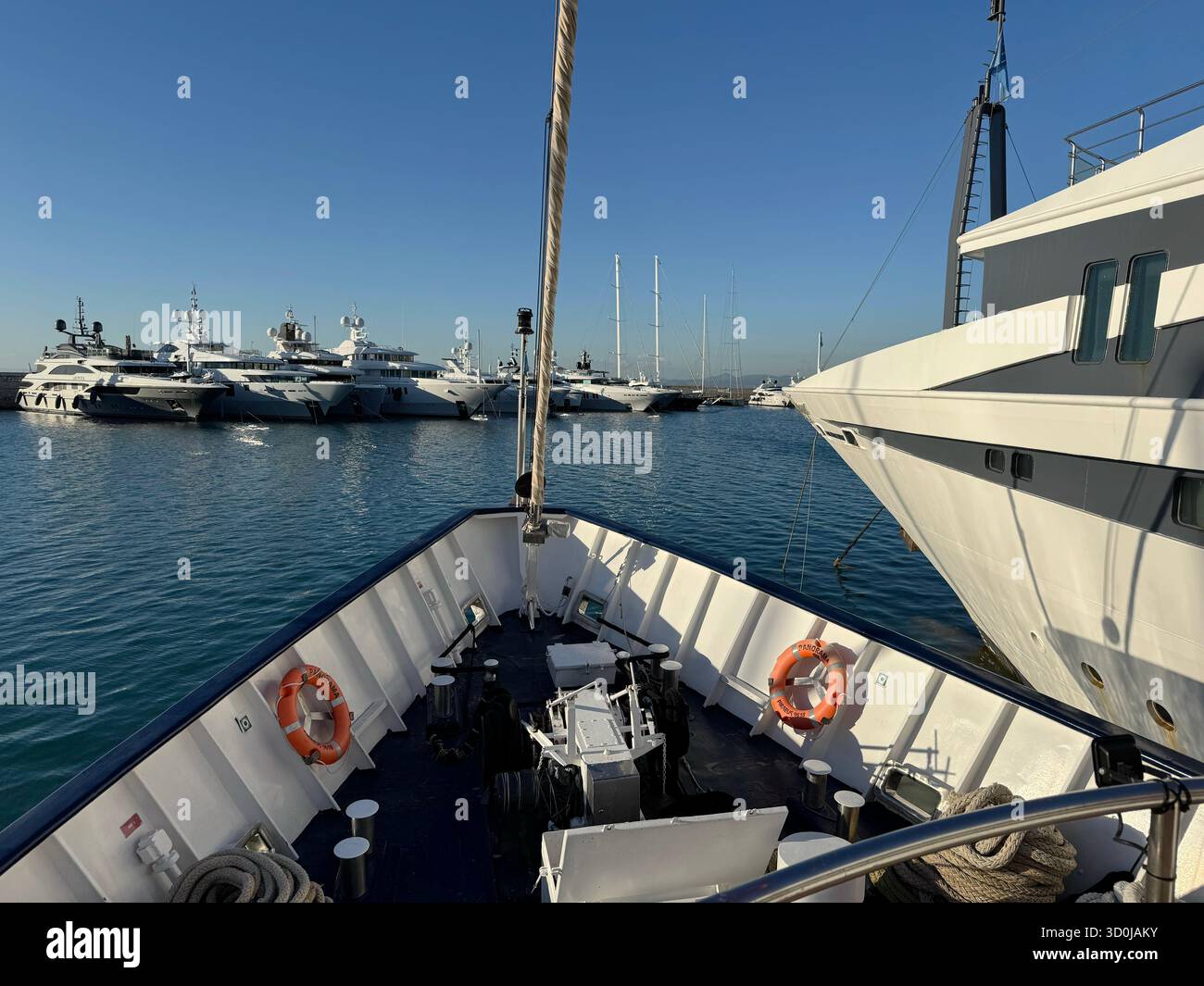 Le bateau de croisière Panorama Veriety Cruise thripple voilier au port n la mer Ageean - Cyclades Islands, Grèce Banque D'Images