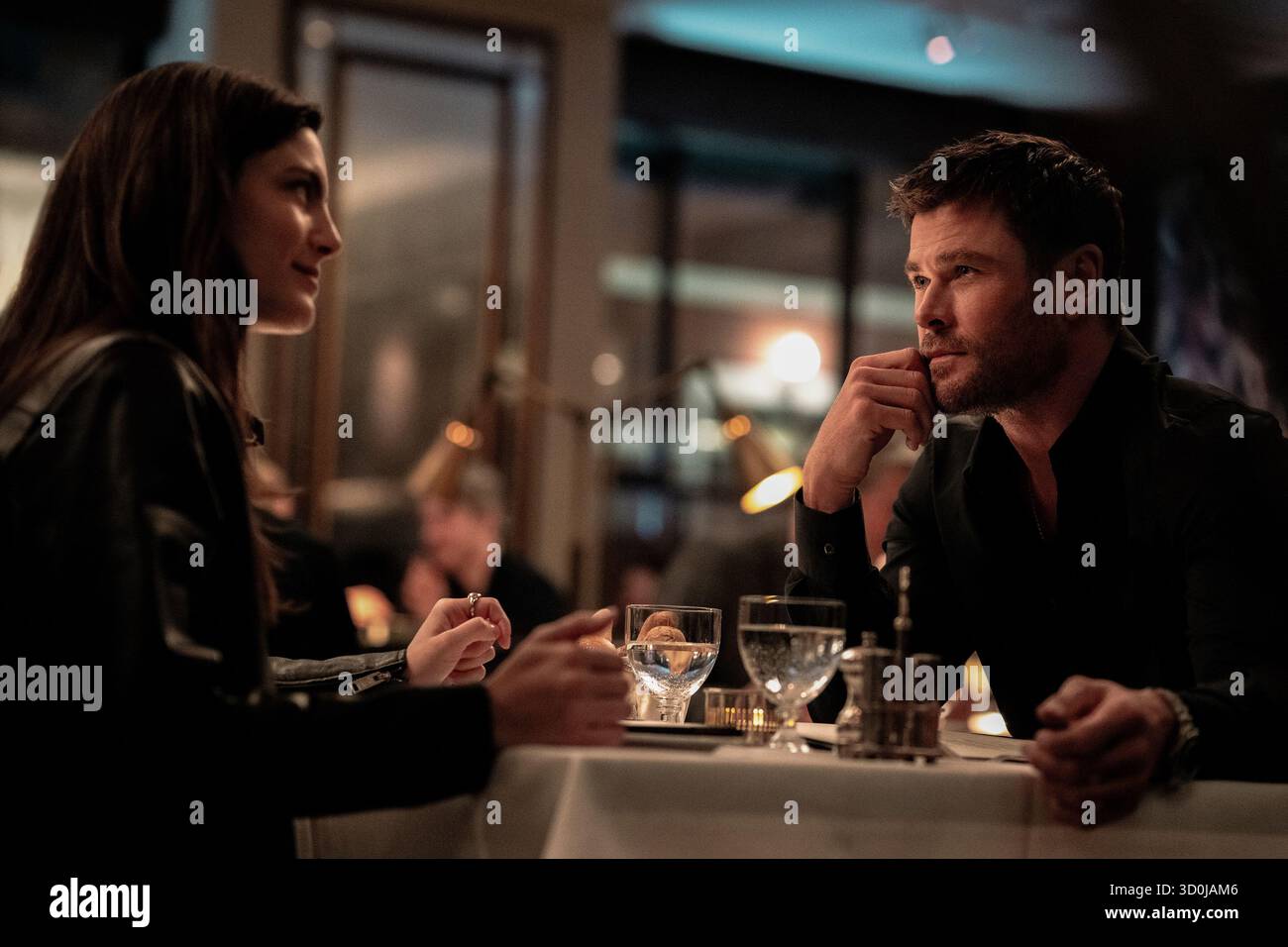 DATE DE SORTIE : 13 février 2026 TITRE : crime 101 STUDIO : Amazon MGM Studios RÉALISATEUR : Bart Layton INTRIGUE : centrée sur le détective Lou Lubesnick traquant un voleur de bijoux adhérant aux règles ''crime 101'' - un ensemble strict de directives pour le braquage parfait. EN VEDETTE : MONICA BARBARO, CHRIS HEMSWORTH USAGE ÉDITORIAL SEULEMENT ! Non destiné à UN USAGE commercial ! Banque D'Images