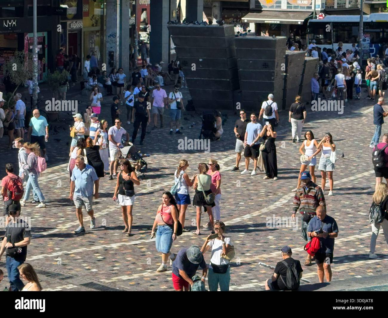 Les touristes visitent la place Manastiraki - Athènes, Grèce Banque D'Images