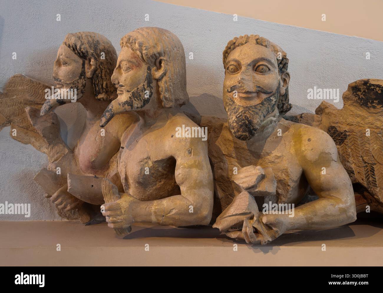 Sculpture calcaire du Ve siècle av. J.-C. représentant trois hommes barbus au Musée de l'Acropole conçue par Bernard Tschumi - Athènes, Grèce Banque D'Images