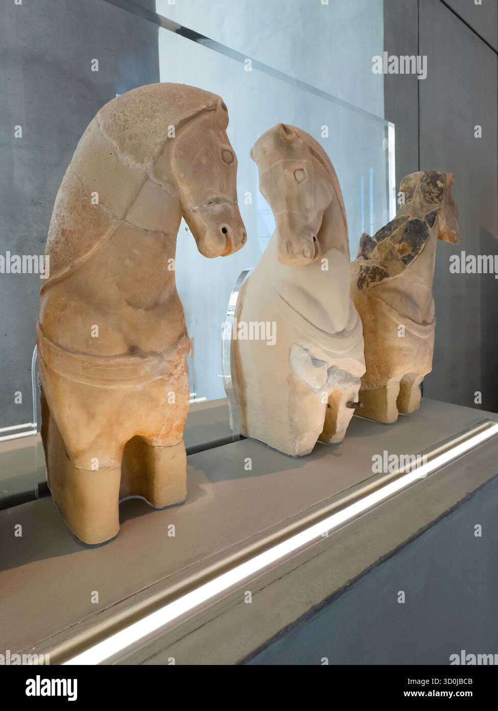 Sculpture en marbre du Ve siècle av. J.-C. représentant deux chevaux au Musée de l'Acropole conçue par Bernard Tschumi - Athènes, Grèce Banque D'Images