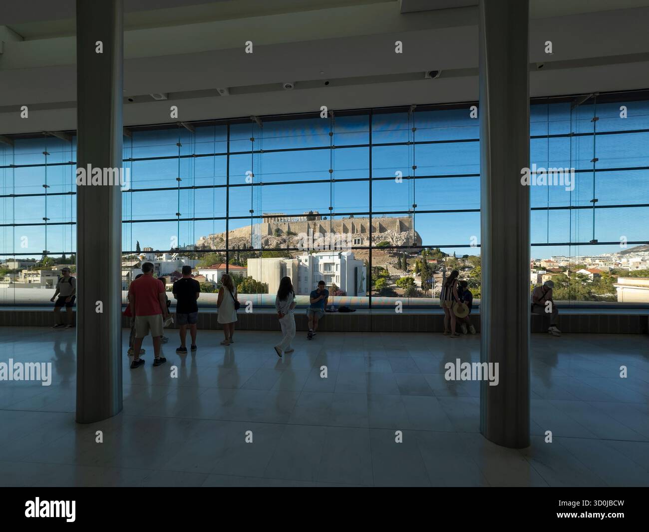 Vue des visiteurs de l'Acropole et du Parthénon vu du Musée de l'Acropole conçu par Bernard Tschumi - Athènes, Grèce Banque D'Images