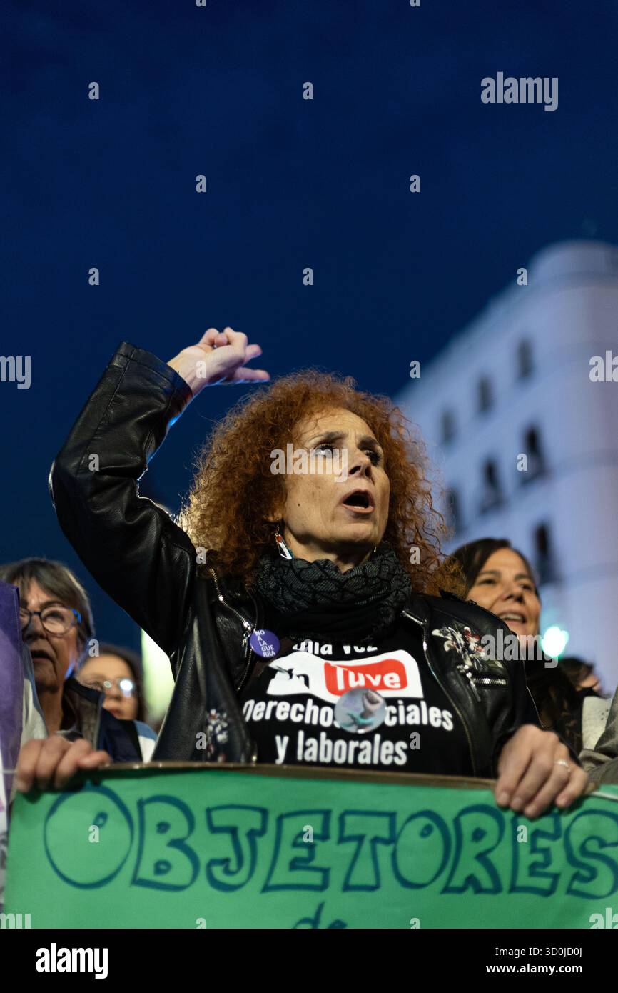 Madrid, Madrid, Espagne. 23 octobre 2025. Des mouvements féministes se rassemblent devant le siège de la Communauté de Madrid pour exiger que le gouvernement régional respecte la loi sur l'avortement légal et élimine la diffusion de fausses informations. Le débat sur l'avortement a été relancé par le refus de la Communauté de Madrid d'établir des listes d'objecteurs de conscience et de garantir le droit à l'avortement dans les services de santé publique. (Crédit image : © Ignacio Lopez Isasmendi/ZUMA Press Wire) USAGE ÉDITORIAL SEULEMENT ! Non destiné à UN USAGE commercial ! Banque D'Images Madrid, Madrid, Espagne. 23 octobre 2025. Des mouvements féministes se rassemblent devant le siège de la Communauté de Madrid pour exiger que le gouvernement régional respecte la loi sur l'avortement légal et élimine la diffusion de fausses informations. Le débat sur l'avortement a été relancé par le refus de la Communauté de Madrid d'établir des listes d'objecteurs de conscience et de garantir le droit à l'avortement dans les services de santé publique. (Crédit image : © Ignacio Lopez Isasmendi/ZUMA Press Wire) USAGE ÉDITORIAL SEULEMENT ! Non destiné à UN USAGE commercial ! Banque D'Images