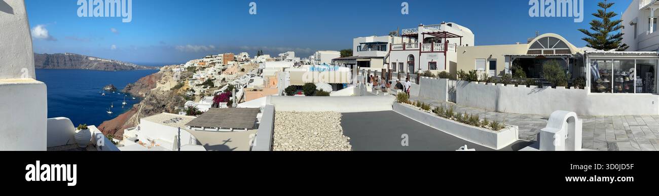 Panorama de la ville blanchie à la chaux d'Oia surplombant la mer Égée sur l'île de Santorin - îles Cyclades, Grèce Banque D'Images
