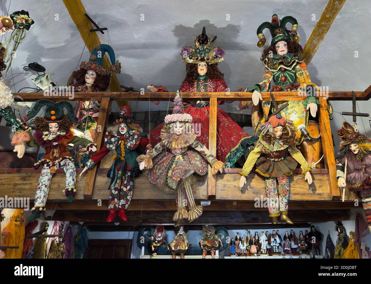 Magasin de détail avec des marionnettes faites à la main dans la belle ville d'Oia, une grande destination touristique sur l'île de Santorin - îles Cyclades, Grèce Banque D'Images