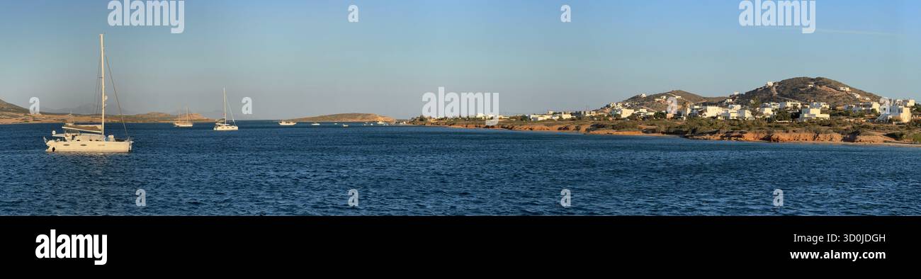 Voiliers à l'ancre dans le port d'Agios Georgios sur l'île d'Antiparos - Cyclades, Grèce Banque D'Images