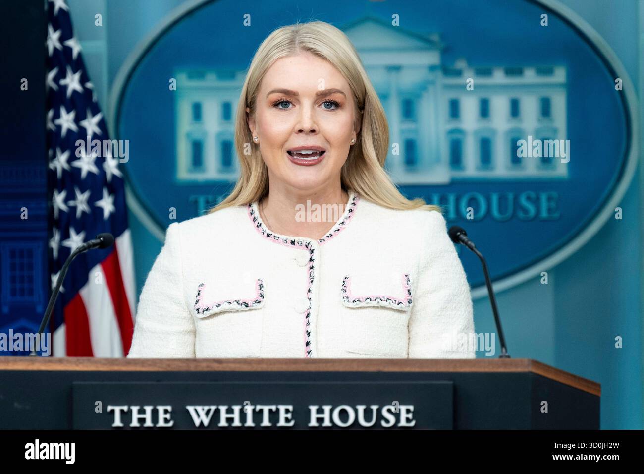 Washington, District de Columbia, États-Unis. 23 octobre 2025. KAROLINE LEAVITT, attachée de presse de la Maison Blanche, s'exprimant lors d'un point de presse dans la salle de presse de la Maison Blanche à Washington, DC (crédit image : © Michael Brochstein/ZUMA Press Wire) USAGE ÉDITORIAL SEULEMENT ! Non destiné à UN USAGE commercial ! Banque D'Images Washington, District de Columbia, États-Unis. 23 octobre 2025. KAROLINE LEAVITT, attachée de presse de la Maison Blanche, s'exprimant lors d'un point de presse dans la salle de presse de la Maison Blanche à Washington, DC (crédit image : © Michael Brochstein/ZUMA Press Wire) USAGE ÉDITORIAL SEULEMENT ! Non destiné à UN USAGE commercial ! Banque D'Images