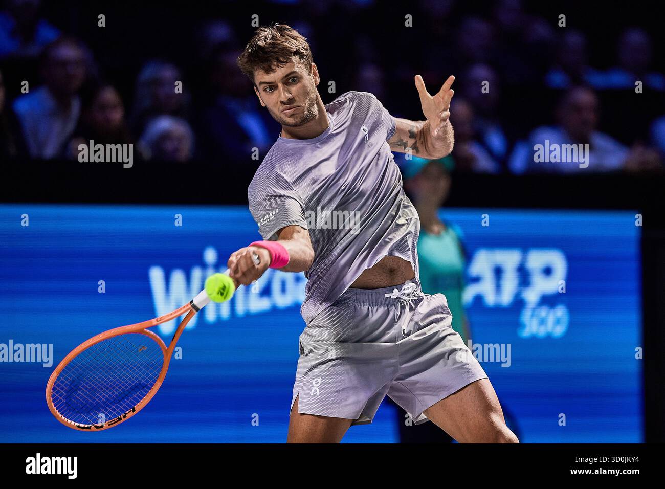 Vienne, Vienne, Autriche. 23 octobre 2025. Flavio Cobolli d'Italie revient avec avance à Jannik Sinner d'Italie lors de l'Erste Bank Open - ATP500, Mens Tennis, 23.10.2025, Vienne (Wiener Stadthalle), Autriche (crédit image : © Mathias Schulz/ZUMA Press Wire) USAGE ÉDITORIAL SEULEMENT ! Non destiné à UN USAGE commercial ! Banque D'Images Vienne, Vienne, Autriche. 23 octobre 2025. Flavio Cobolli d'Italie revient avec avance à Jannik Sinner d'Italie lors de l'Erste Bank Open - ATP500, Mens Tennis, 23.10.2025, Vienne (Wiener Stadthalle), Autriche (crédit image : © Mathias Schulz/ZUMA Press Wire) USAGE ÉDITORIAL SEULEMENT ! Non destiné à UN USAGE commercial ! Banque D'Images