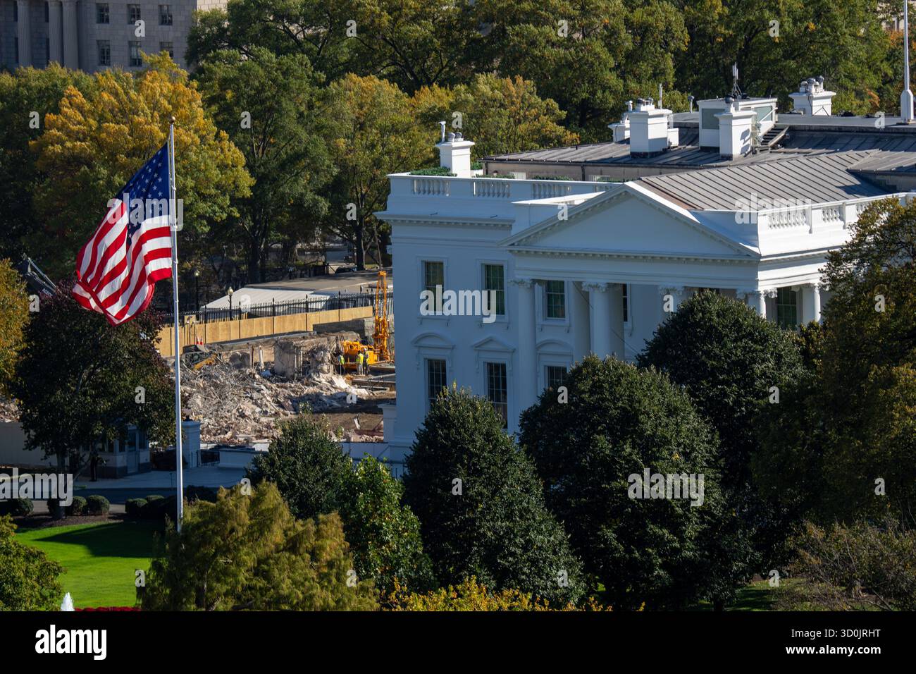Washington, DC, États-Unis. 23 octobre 2025. L'aile est de la Maison Blanche a été complètement retirée de la Maison Blanche le 23 octobre 2025. La démolition fait partie du plan du président américain Donald Trump de construire une salle de bal coûtant au moins 50 millions sur le côté est de la Maison Blanche. (Crédit image : © Andrew Leyden/ZUMA Press Wire) USAGE ÉDITORIAL SEULEMENT ! Non destiné à UN USAGE commercial ! Banque D'Images Washington, DC, États-Unis. 23 octobre 2025. L'aile est de la Maison Blanche a été complètement retirée de la Maison Blanche le 23 octobre 2025. La démolition fait partie du plan du président américain Donald Trump de construire une salle de bal coûtant au moins 50 millions sur le côté est de la Maison Blanche. (Crédit image : © Andrew Leyden/ZUMA Press Wire) USAGE ÉDITORIAL SEULEMENT ! Non destiné à UN USAGE commercial ! Banque D'Images