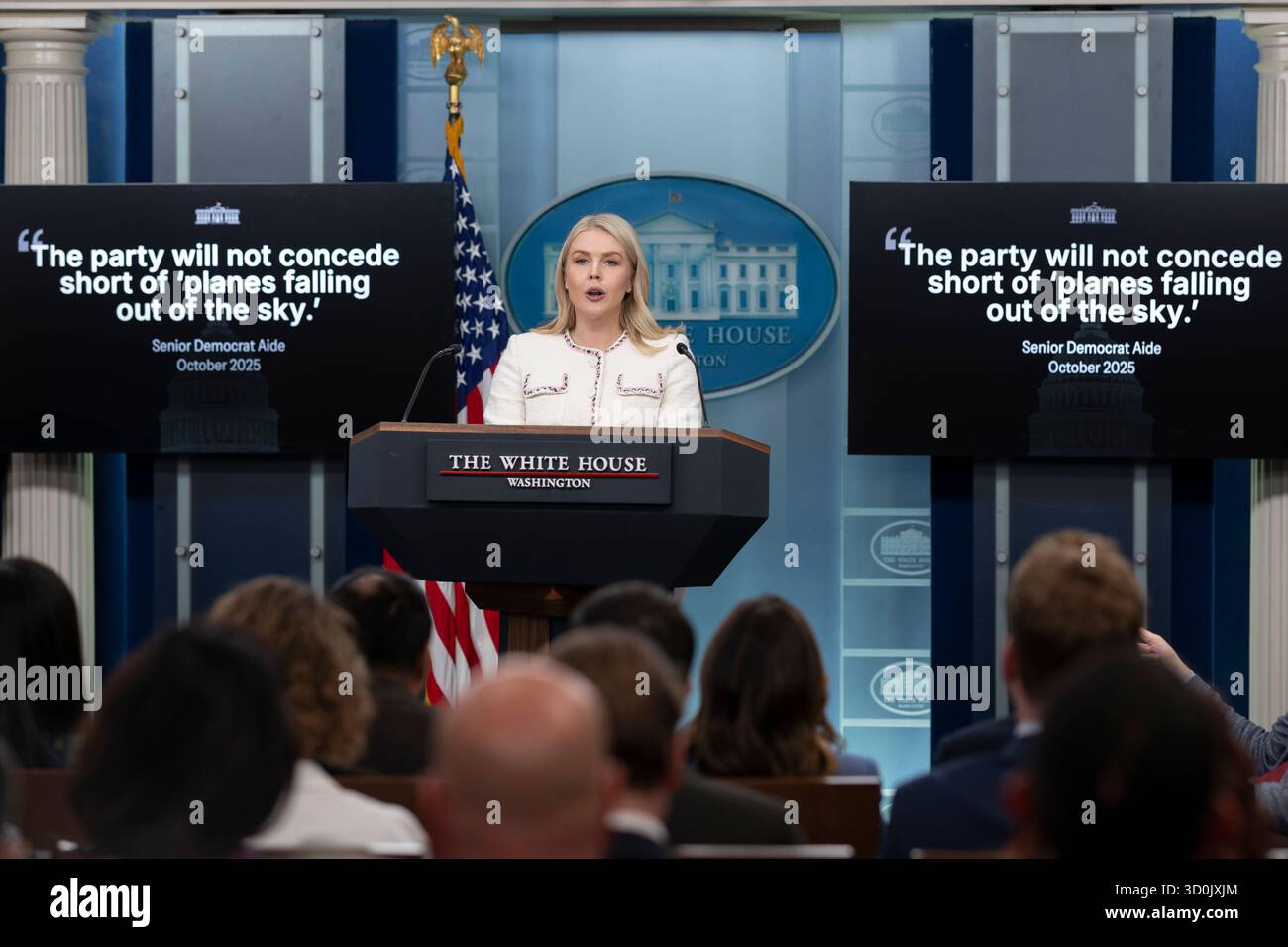Washington, District de Columbia, États-Unis. 23 octobre 2025. Karoline Leavitt, attachée de presse de la Maison Blanche, intervient lors du point de presse dans la salle de presse James S. Brady à la Maison Blanche à Washington, DC, le 23 octobre 2025. (Crédit image : © Mehmet Eser/ZUMA Press Wire) USAGE ÉDITORIAL SEULEMENT ! Non destiné à UN USAGE commercial ! Banque D'Images Washington, District de Columbia, États-Unis. 23 octobre 2025. Karoline Leavitt, attachée de presse de la Maison Blanche, intervient lors du point de presse dans la salle de presse James S. Brady à la Maison Blanche à Washington, DC, le 23 octobre 2025. (Crédit image : © Mehmet Eser/ZUMA Press Wire) USAGE ÉDITORIAL SEULEMENT ! Non destiné à UN USAGE commercial ! Banque D'Images