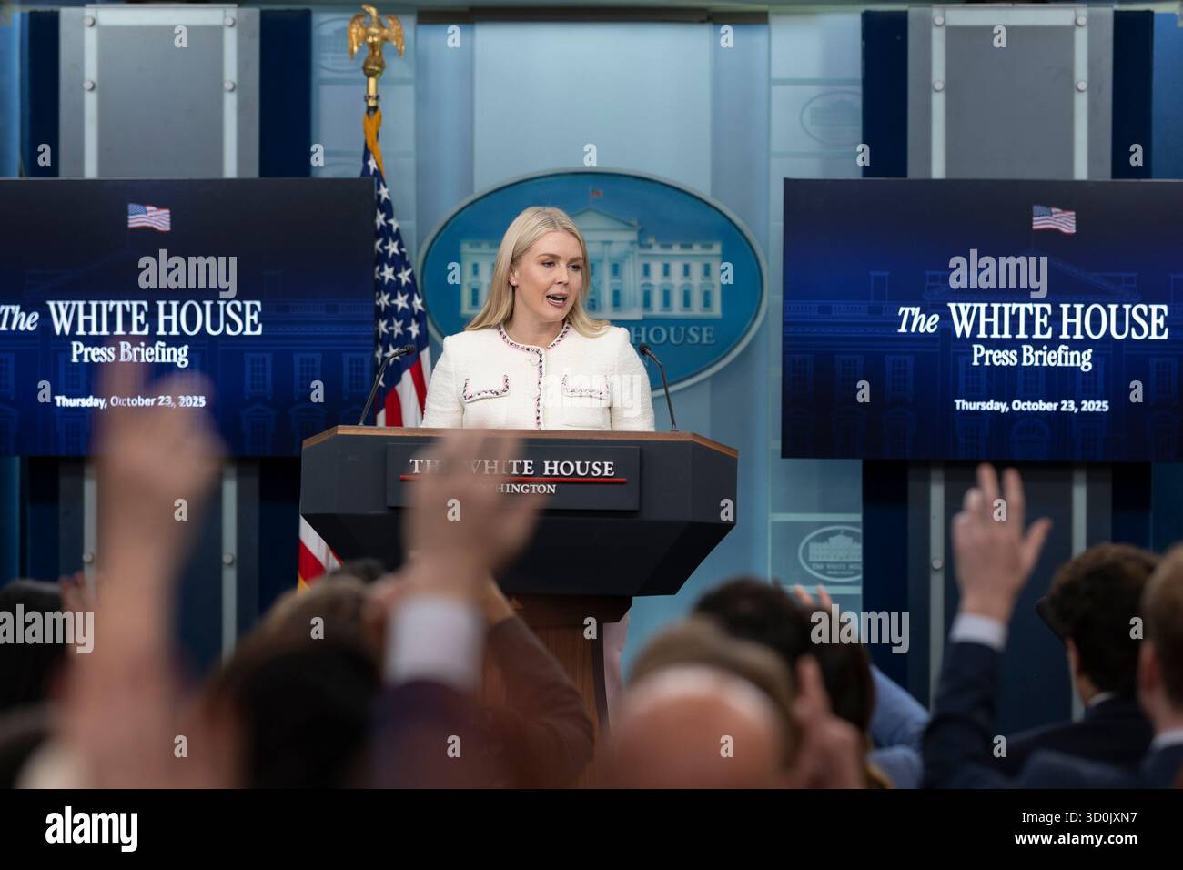 Washington, District de Columbia, États-Unis. 23 octobre 2025. Karoline Leavitt, attachée de presse de la Maison Blanche, répond aux questions lors du point de presse dans la salle de presse James S. Brady à la Maison Blanche à Washington, DC, le 23 octobre 2025. (Crédit image : © Mehmet Eser/ZUMA Press Wire) USAGE ÉDITORIAL SEULEMENT ! Non destiné à UN USAGE commercial ! Banque D'Images Washington, District de Columbia, États-Unis. 23 octobre 2025. Karoline Leavitt, attachée de presse de la Maison Blanche, répond aux questions lors du point de presse dans la salle de presse James S. Brady à la Maison Blanche à Washington, DC, le 23 octobre 2025. (Crédit image : © Mehmet Eser/ZUMA Press Wire) USAGE ÉDITORIAL SEULEMENT ! Non destiné à UN USAGE commercial ! Banque D'Images