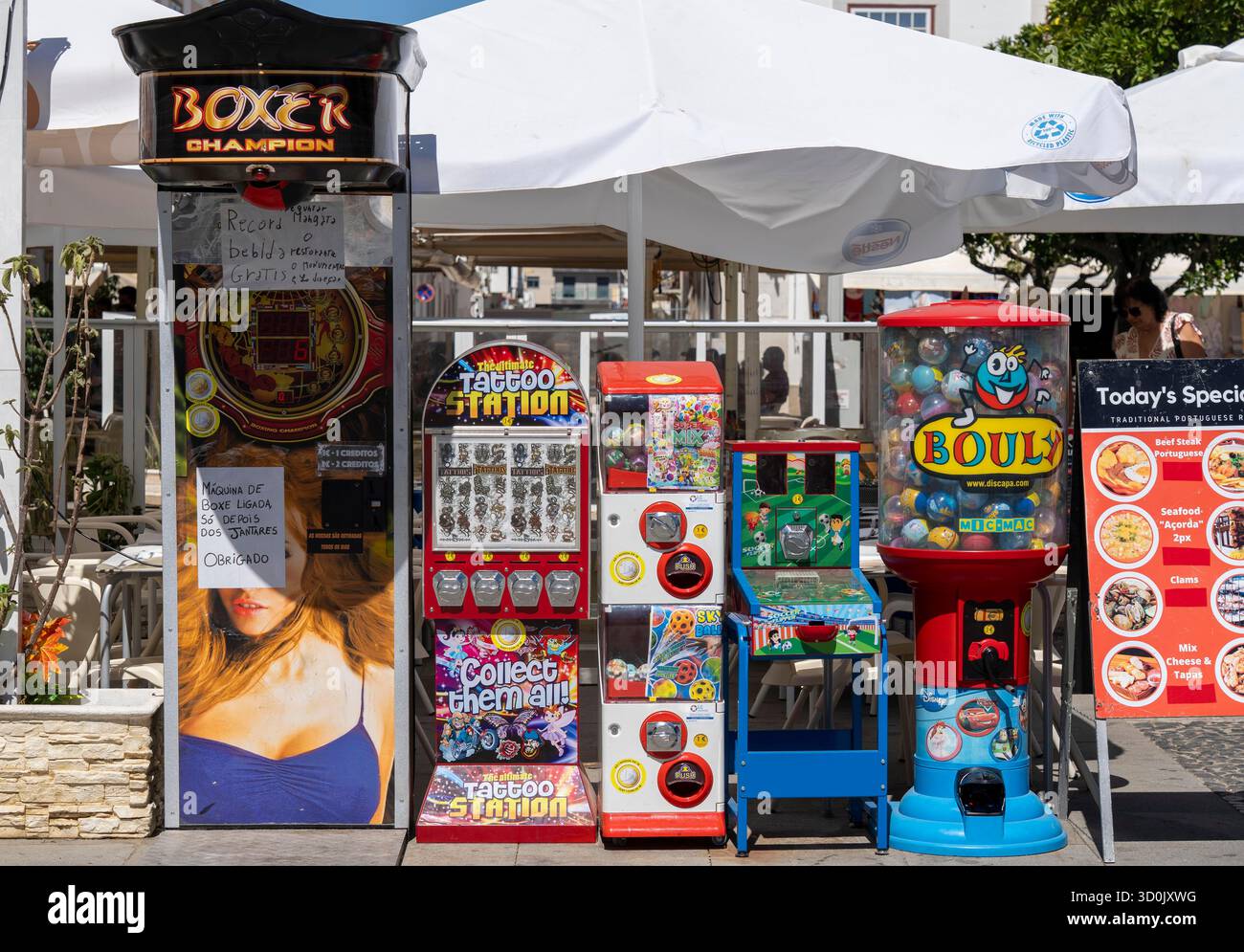 Diverses machines à sous et distributeurs automatiques à Vila Real de Santo António, à la frontière avec l'Espagne, Algarve, Portugal Banque D'Images