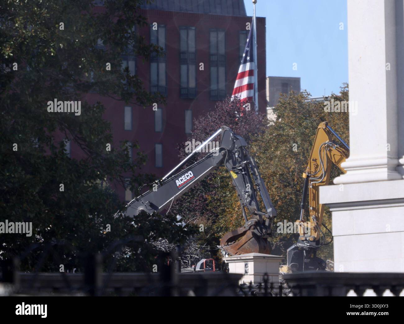 Washington DC, Virginie, États-Unis. 23 octobre 2025. Des travaux de machinerie lourde pour déblayer les décombres après la démolition de l'aile est de la Maison Blanche le 23 octobre 2025 à Washington, DC.la démolition fait partie du plan du président américain Donald Trump de construire une salle de bal coûtant au moins 50 millions sur le côté est de la Maison Blanche. (Crédit image : © Gent Shkullaku/ZUMA Press Wire) USAGE ÉDITORIAL SEULEMENT ! Non destiné à UN USAGE commercial ! Banque D'Images Washington DC, Virginie, États-Unis. 23 octobre 2025. Des travaux de machinerie lourde pour déblayer les décombres après la démolition de l'aile est de la Maison Blanche le 23 octobre 2025 à Washington, DC.la démolition fait partie du plan du président américain Donald Trump de construire une salle de bal coûtant au moins 50 millions sur le côté est de la Maison Blanche. (Crédit image : © Gent Shkullaku/ZUMA Press Wire) USAGE ÉDITORIAL SEULEMENT ! Non destiné à UN USAGE commercial ! Banque D'Images