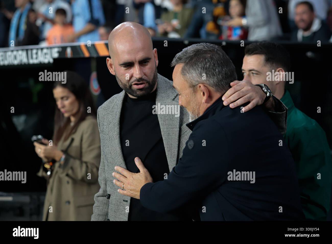 Vigo, Galice, Espagne. 23 octobre 2025. VIGO, ESPAGNE. 23 OCTOBRE : Franck Haise, entraîneur-chef de l'OGC Nice, et Claudio Giráldez, entraîneur-chef du RC Celta, se saluent lors du match de Ligue Europa entre le RC Celta et l'OGC Nice au stade Abanca-Balaidos de Vigo le 23 octobre 2025. (Crédit image : © Adrian Irago/ZUMA Press Wire) USAGE ÉDITORIAL SEULEMENT ! Non destiné à UN USAGE commercial ! Banque D'Images