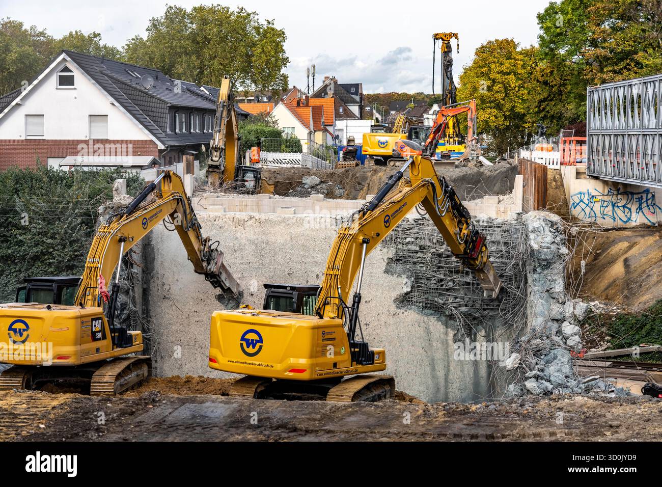 Démolition d'un ancien pont routier, Weierstraße, suivie de la construction d'un nouveau pont pour la conversion à trois voies pour prolonger l'Emmerich-Ober Banque D'Images