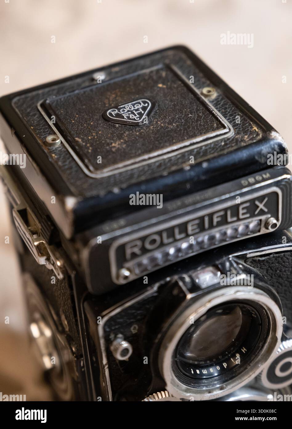 Gros plan sur Rollei F&H logo et objectif de visualisation Heidosmat sur le célèbre appareil photo vintage Rolleiflex 3.5F Twin Lens reflex TLR moyen format des années 1960 Banque D'Images