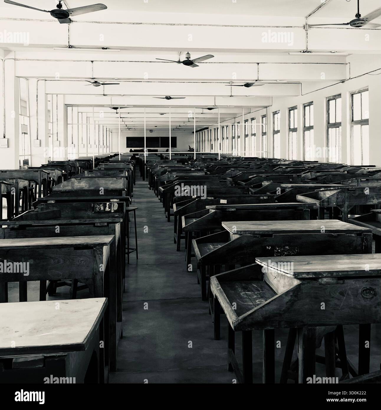 Salle de classe Vintage vide avec des bureaux en bois dans les rangées Banque D'Images