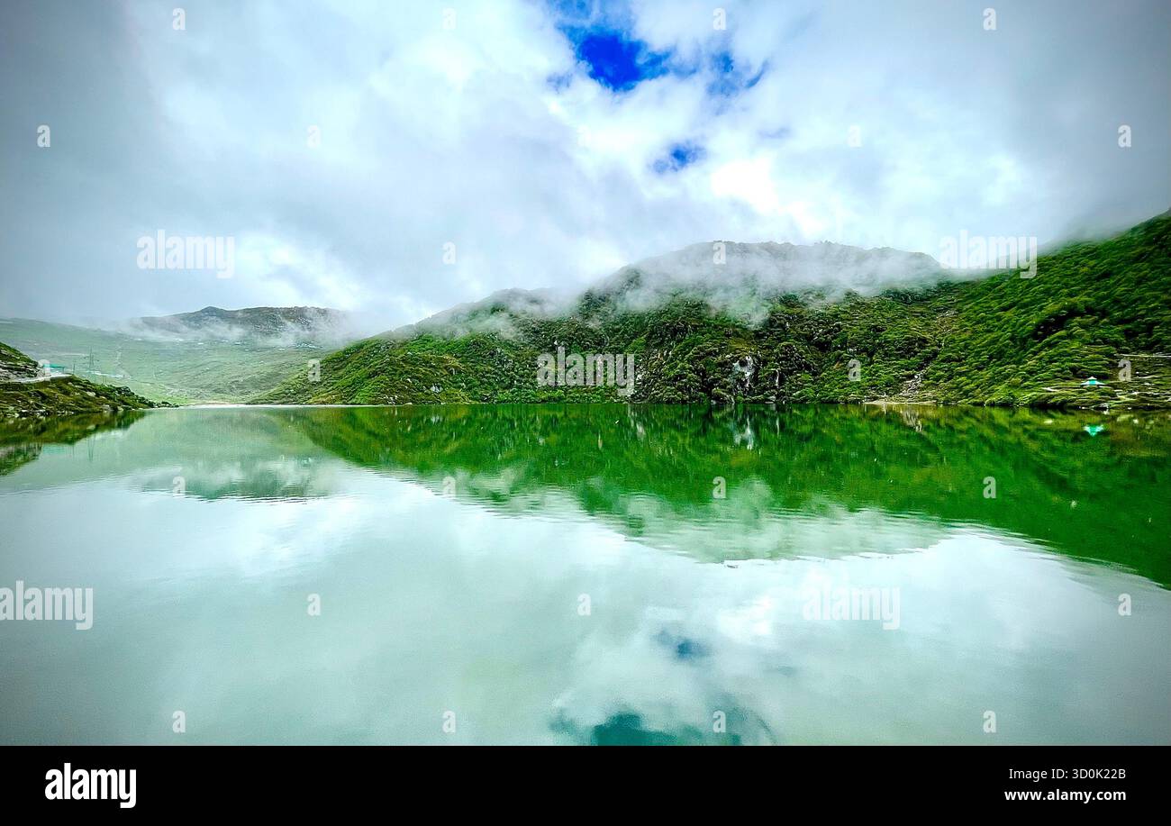 Vue sur le lac de montagne sereine avec réflexion parfaite des nuages - Image de stock capturée avec un smartphone