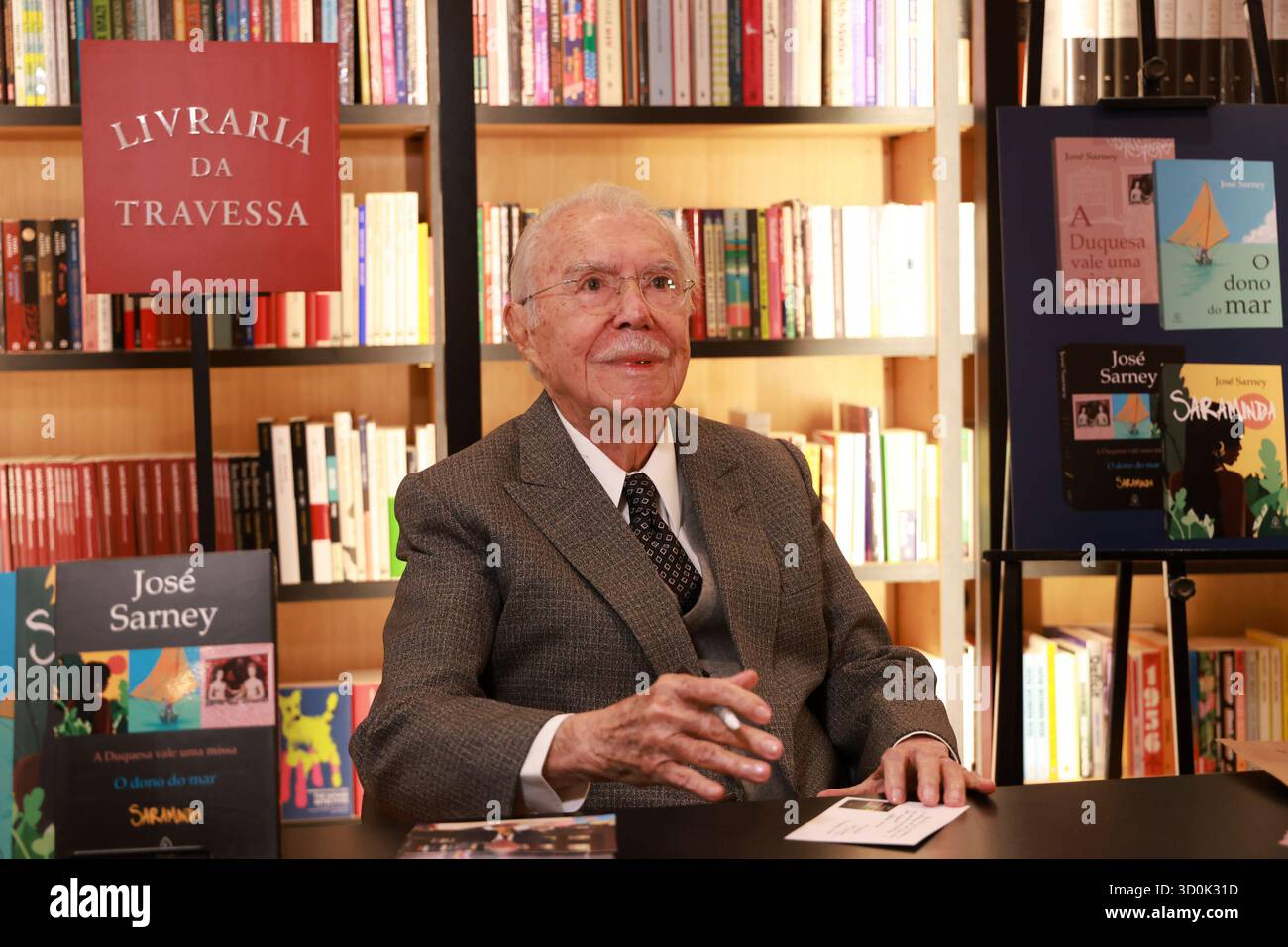 Sao Paulo, Sao Paulo, Brésil. 23 octobre 2025. Sao Paulo (SP), 10/23/2025 â€' Jose Sarney/Livro/SP - L'ancien Président du Brésil Jose Sarney reprend sa carrière littéraire avec la relance de trois titres notables de ses œuvres : ''O dono do mar'', ''Saraminda'' et ''A duquesa vale uma missa'', qui se déroulera ce jeudi 23 octobre 2025, à Livraria da Travessa dans le centre commercial Iguatemi à Sao Paulo. (Foto : Leco Viana/Thenews2/Zumapress) (crédit image : © Leco Viana/TheNEWS2 via ZUMA Press Wire) USAGE ÉDITORIAL SEULEMENT ! Non destiné à UN USAGE commercial ! Banque D'Images Sao Paulo, Sao Paulo, Brésil. 23 octobre 2025. Sao Paulo (SP), 10/23/2025 â€' Jose Sarney/Livro/SP - L'ancien Président du Brésil Jose Sarney reprend sa carrière littéraire avec la relance de trois titres notables de ses œuvres : ''O dono do mar'', ''Saraminda'' et ''A duquesa vale uma missa'', qui se déroulera ce jeudi 23 octobre 2025, à Livraria da Travessa dans le centre commercial Iguatemi à Sao Paulo. (Foto : Leco Viana/Thenews2/Zumapress) (crédit image : © Leco Viana/TheNEWS2 via ZUMA Press Wire) USAGE ÉDITORIAL SEULEMENT ! Non destiné à UN USAGE commercial ! Banque D'Images