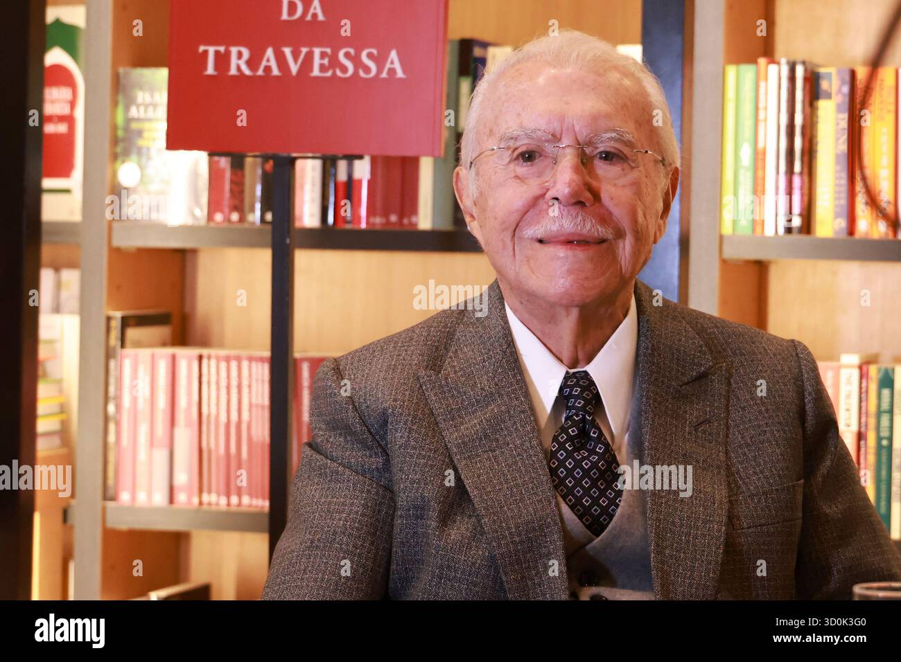 Sao Paulo, Sao Paulo, Brésil. 23 octobre 2025. Sao Paulo (SP), 10/23/2025 â€' Jose Sarney/Livro/SP - L'ancien Président du Brésil Jose Sarney reprend sa carrière littéraire avec la relance de trois titres notables de ses œuvres : ''O dono do mar'', ''Saraminda'' et ''A duquesa vale uma missa'', qui se déroulera ce jeudi 23 octobre 2025, à Livraria da Travessa dans le centre commercial Iguatemi à Sao Paulo. (Foto : Leco Viana/Thenews2/Zumapress) (crédit image : © Leco Viana/TheNEWS2 via ZUMA Press Wire) USAGE ÉDITORIAL SEULEMENT ! Non destiné à UN USAGE commercial ! Banque D'Images Sao Paulo, Sao Paulo, Brésil. 23 octobre 2025. Sao Paulo (SP), 10/23/2025 â€' Jose Sarney/Livro/SP - L'ancien Président du Brésil Jose Sarney reprend sa carrière littéraire avec la relance de trois titres notables de ses œuvres : ''O dono do mar'', ''Saraminda'' et ''A duquesa vale uma missa'', qui se déroulera ce jeudi 23 octobre 2025, à Livraria da Travessa dans le centre commercial Iguatemi à Sao Paulo. (Foto : Leco Viana/Thenews2/Zumapress) (crédit image : © Leco Viana/TheNEWS2 via ZUMA Press Wire) USAGE ÉDITORIAL SEULEMENT ! Non destiné à UN USAGE commercial ! Banque D'Images