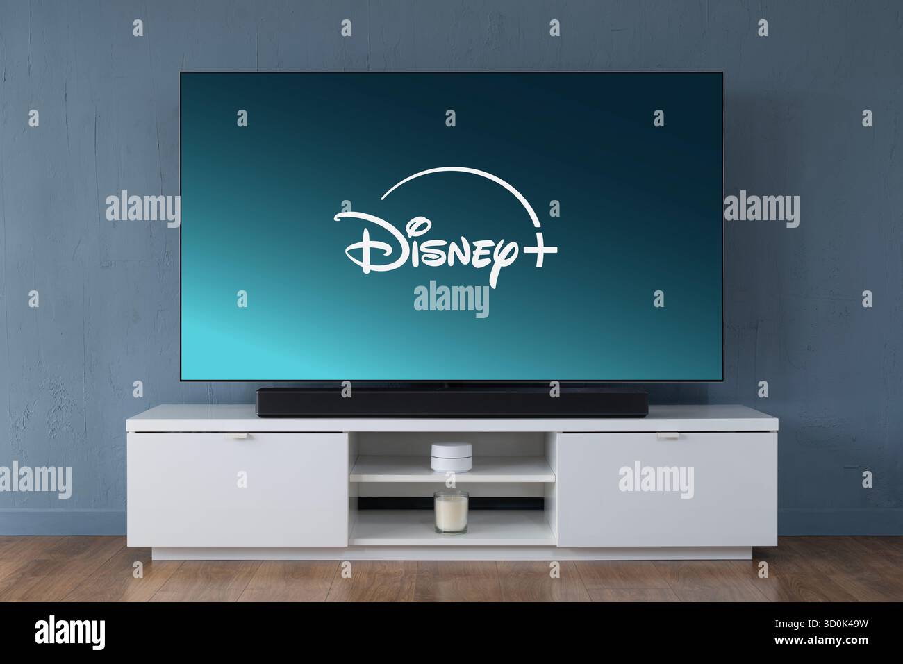 Le logo du service de streaming Disney+ est visible sur un téléviseur OLED grand écran moderne. Banque D'Images