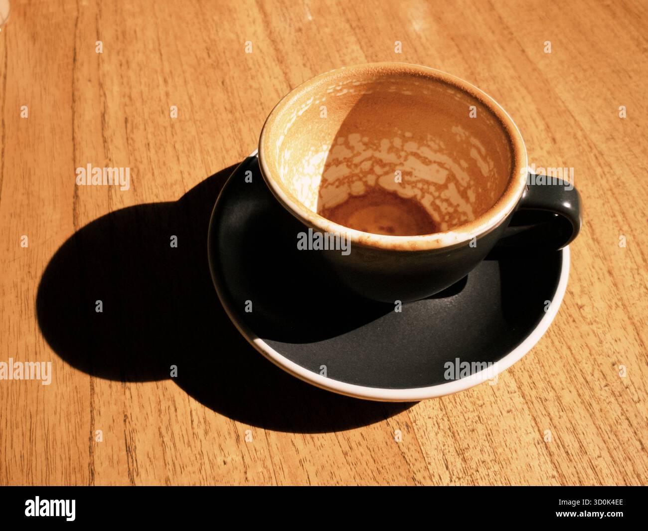 Une tasse de café cappuccino qui est terminée Banque D'Images