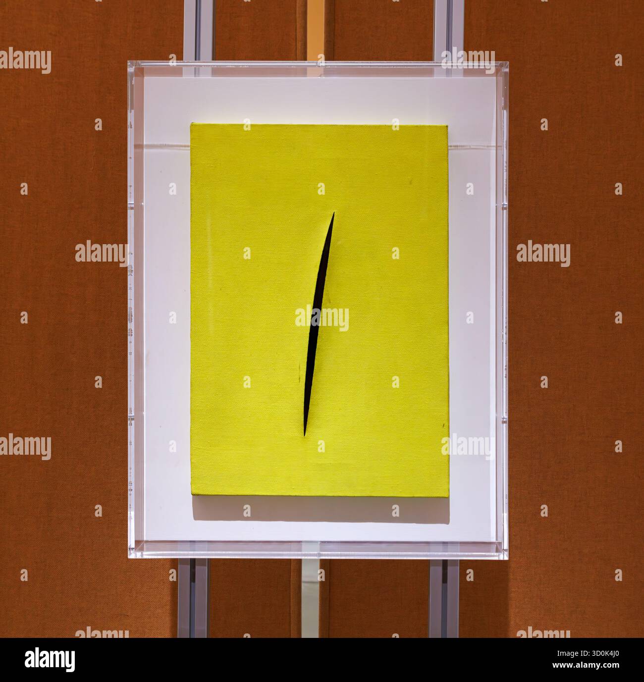 Prato, Italie - 27 juin 2025 : oeuvre Concetto Spaziale Attesa de Lucio Fontana, exposée à Eccentrica : Centro Pecci collections, organisée par Stefano Banque D'Images