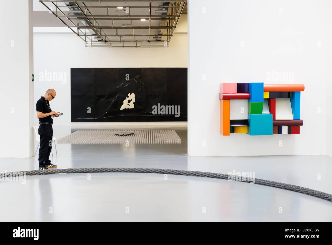 Prato, Italie - 27 juin 2025 : vue de l'exposition Eccentrica, Centro Pecci collections, organisée par Stefano Collicelli Cagol avec la conception de l'exposition par Form Banque D'Images