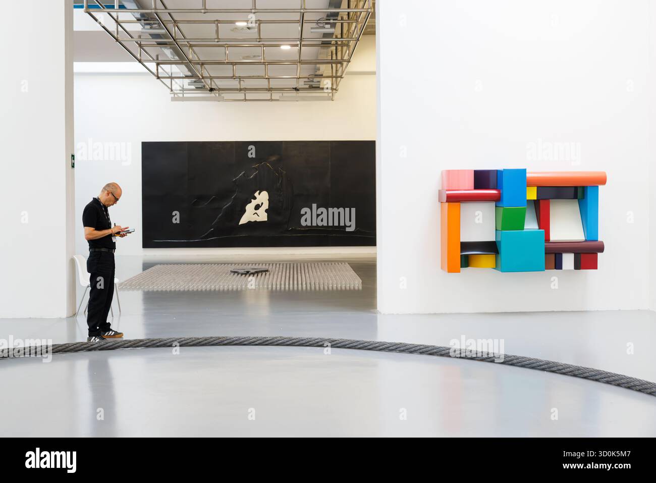 Prato, Italie - 27 juin 2025 : vue de l'exposition Eccentrica, Centro Pecci collections, organisée par Stefano Collicelli Cagol avec la conception de l'exposition par Form Banque D'Images