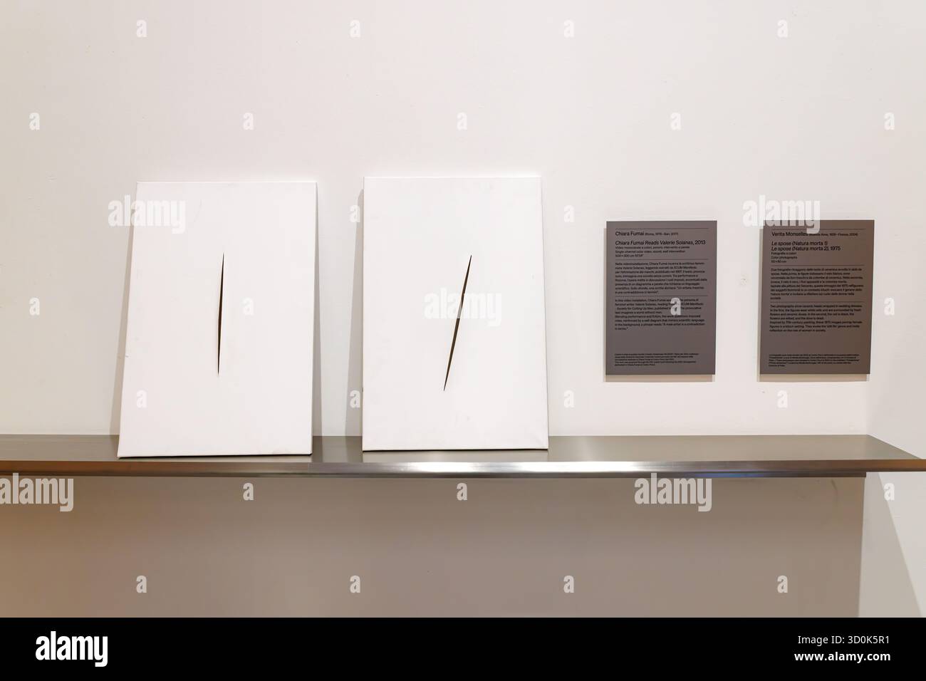 Prato, Italie - 27 juin 2025 : oeuvre Concetto Spaziale Attesa de Lucio Fontana, exposée à Eccentrica : Centro Pecci collections, organisée par Stefano Banque D'Images