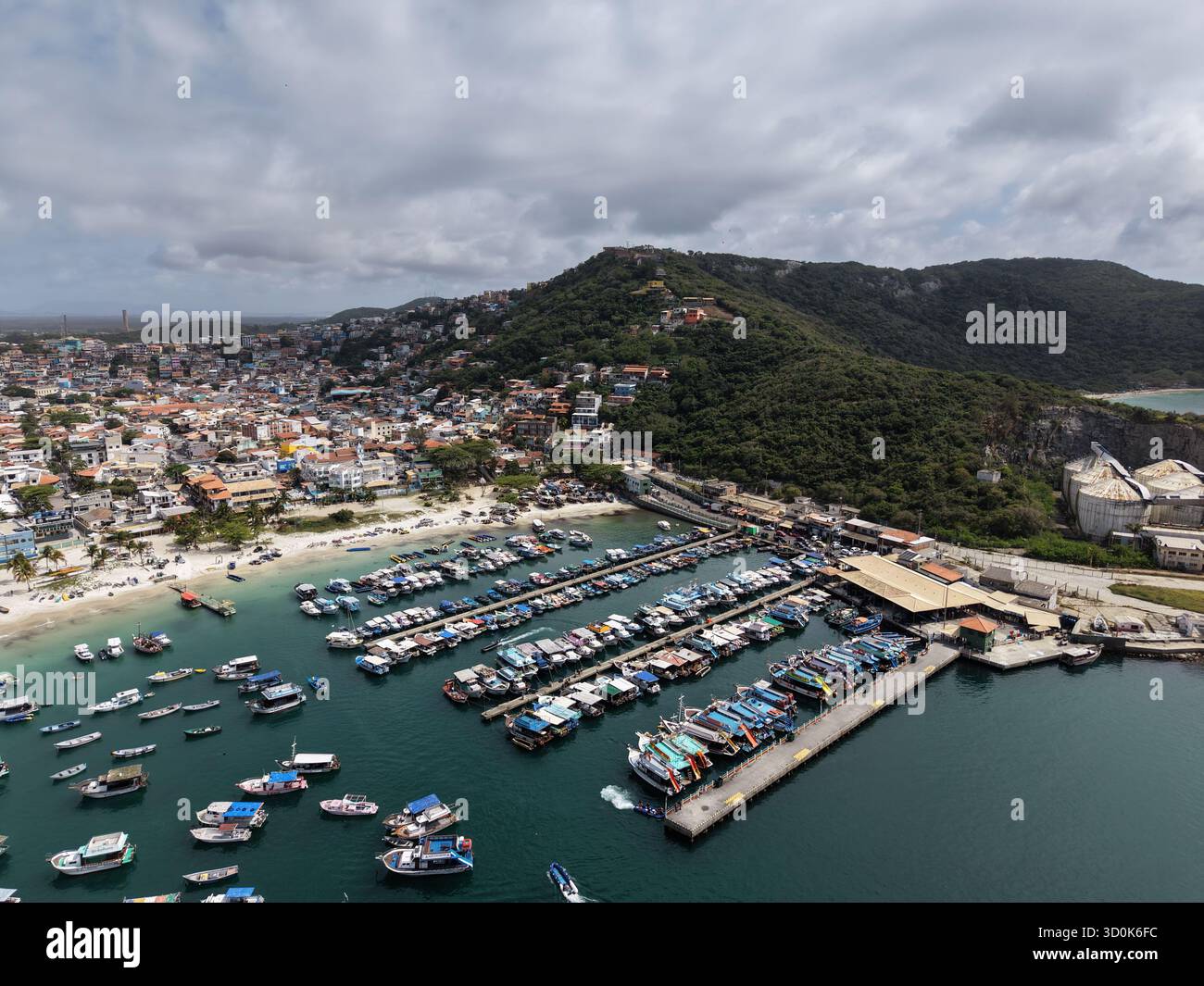 Vista aérea da Praia dos Anjos, em Arraial do Cabo, Rio de Janeiro, Brasil, mostrando o porto principal de onde partem os passeios Turísticos de barco Banque D'Images