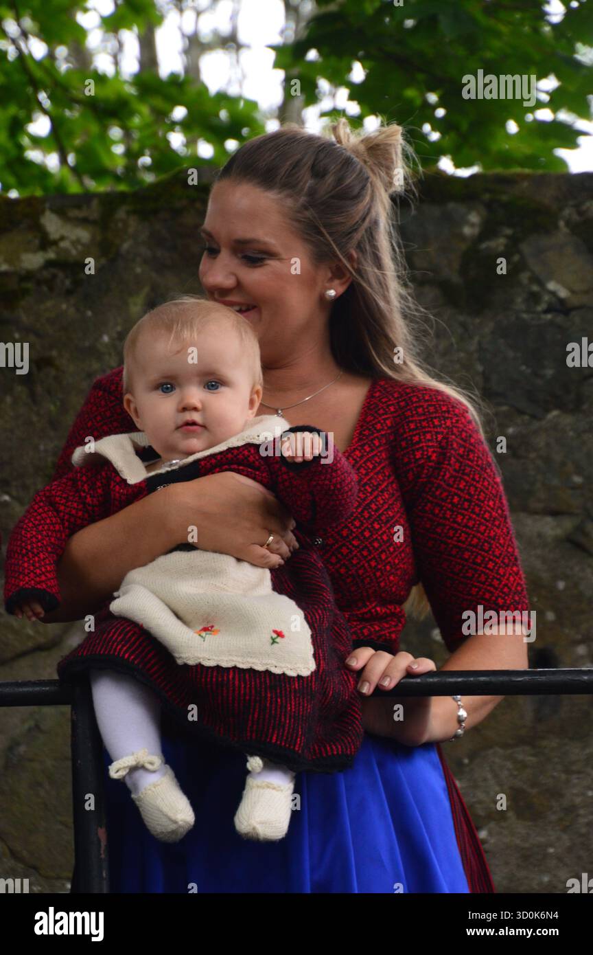 Mère avec sa petite fille vêtue de costumes nationaux traditionnels des Féroé lors des célébrations de Ólavsøka à Tórshavn, dans les îles Féroé, en juillet. Banque D'Images