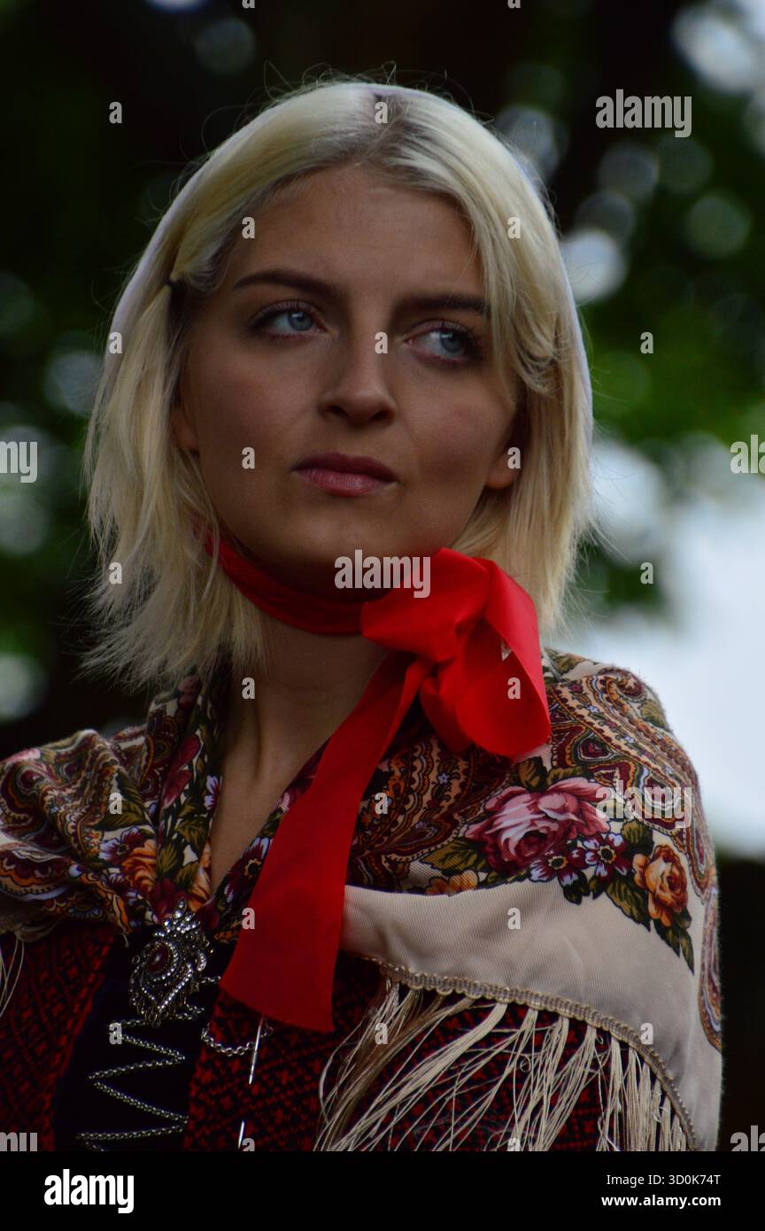 Jeune femme vêtue de costumes nationaux traditionnels féroïens lors des célébrations de Ólavsøka à Tórshavn, dans les îles Féroé, en juillet. Banque D'Images