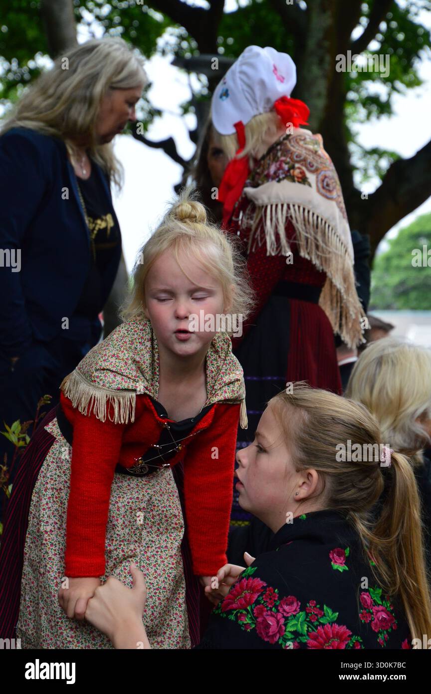 Les gens vêtus de costumes nationaux traditionnels féroïens lors des célébrations de Ólavsøka à Tórshavn, dans les îles Féroé, en juillet. Banque D'Images