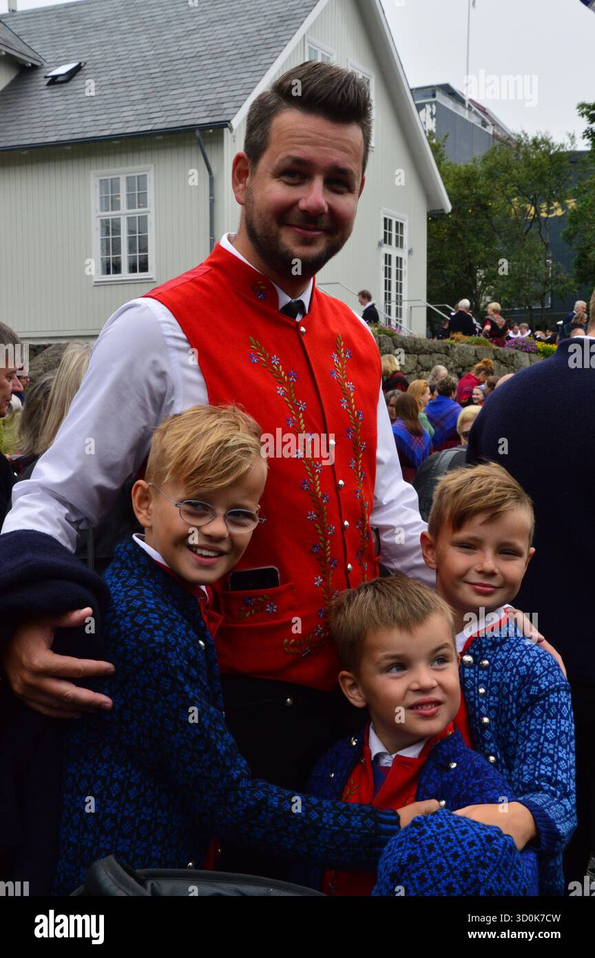 Père et ses fils vêtus de costumes nationaux traditionnels féroïens lors des célébrations de Ólavsøka à Tórshavn, dans les îles Féroé, en juillet. Banque D'Images