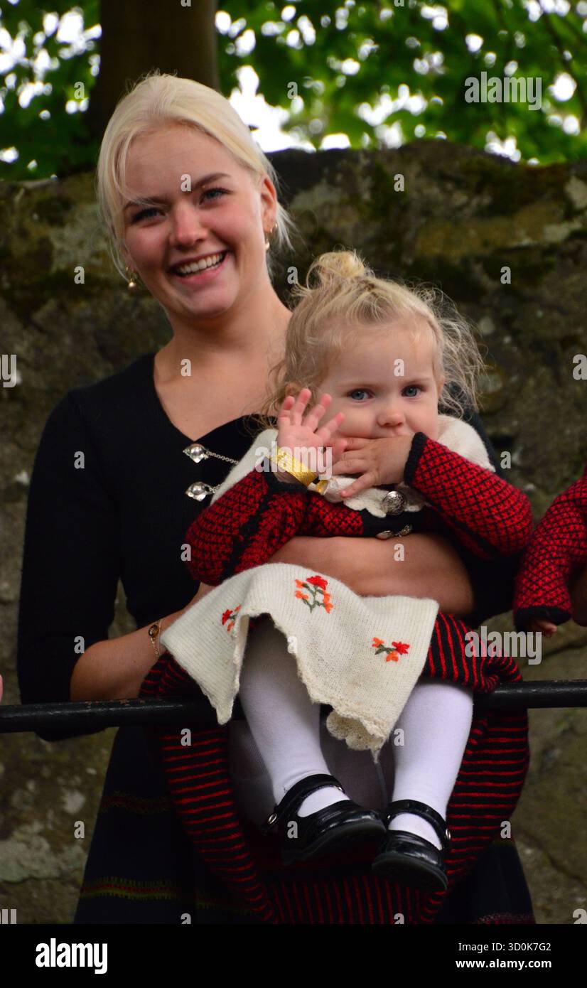 Mère avec sa petite fille vêtue de costumes nationaux traditionnels des Féroé lors des célébrations de Ólavsøka à Tórshavn, dans les îles Féroé, en juillet. Banque D'Images
