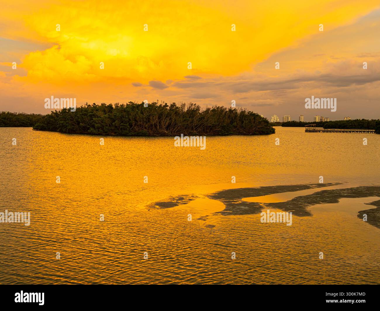 Sunset Reflections on Small Creek avec Lovers Key Beach, Lovers Key State Park, Fort Myers Floride, États-Unis Banque D'Images