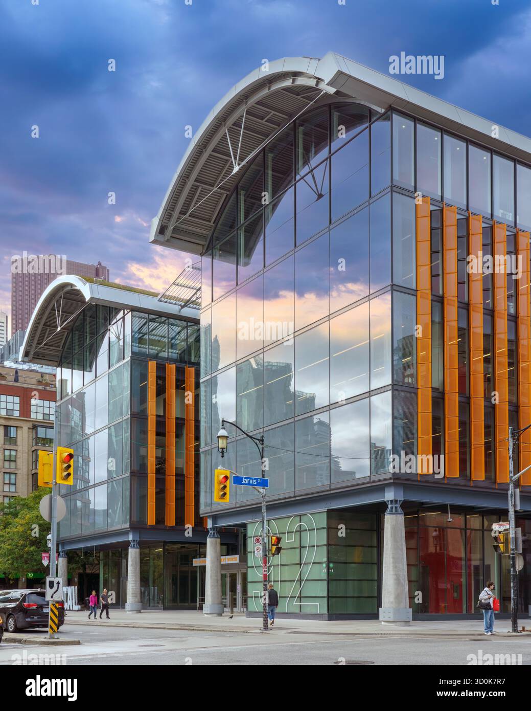 Bâtiment en verre moderne de la région Lawrence Market avec panneaux orange dans la vieille ville. Banque D'Images