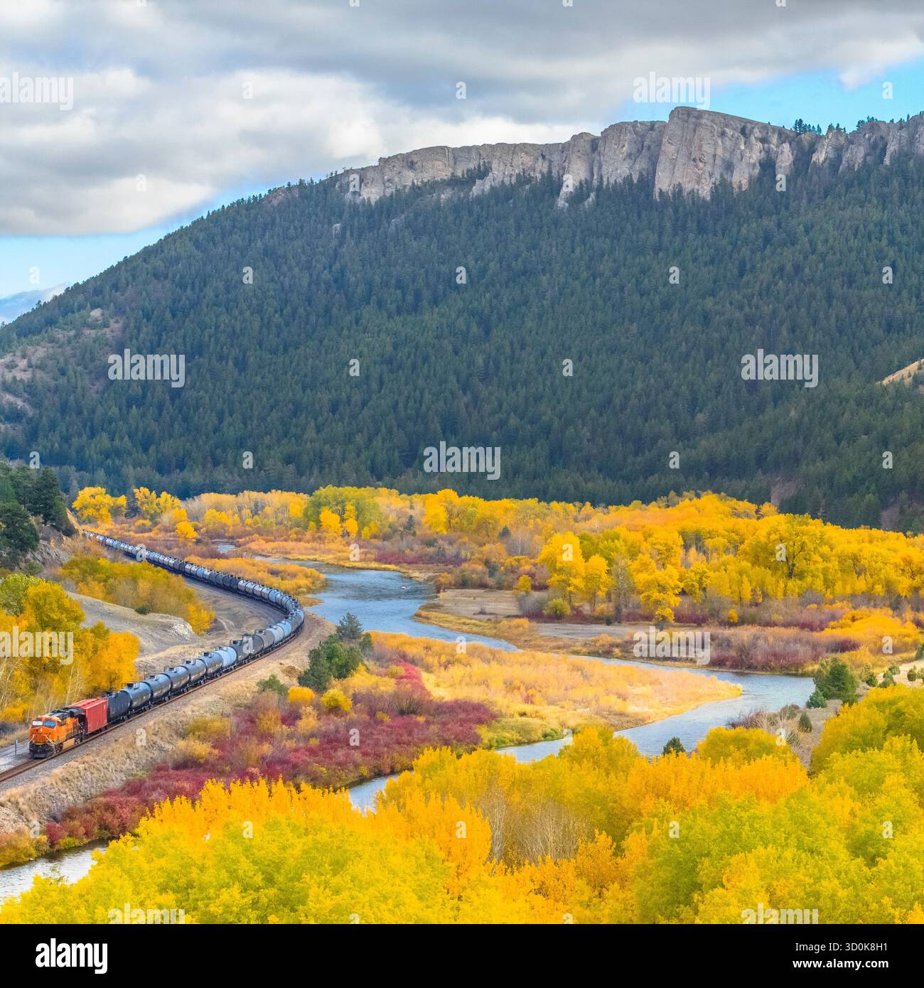 entraînez-vous le long de la rivière clark fork sous de hautes falaises en automne près de drummond, montana Banque D'Images entraînez-vous le long de la rivière clark fork sous de hautes falaises en automne près de drummond, montana Banque D'Images