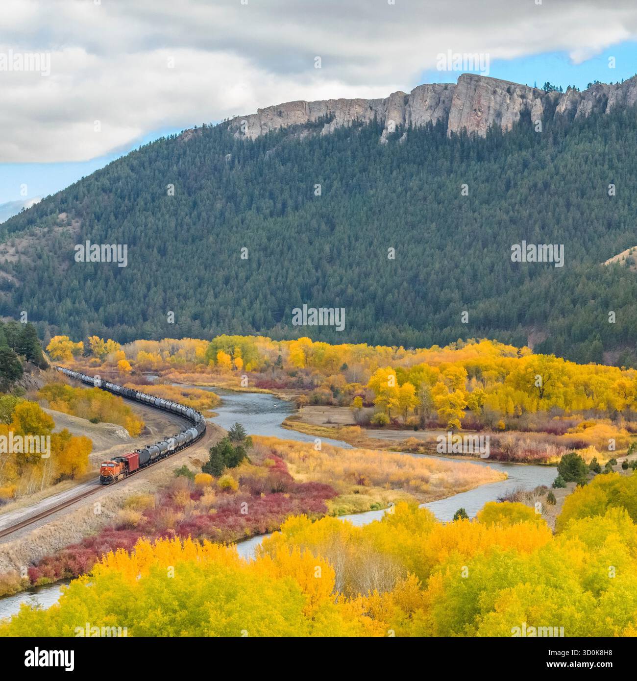 entraînez-vous le long de la rivière clark fork sous de hautes falaises en automne près de drummond, montana Banque D'Images entraînez-vous le long de la rivière clark fork sous de hautes falaises en automne près de drummond, montana Banque D'Images