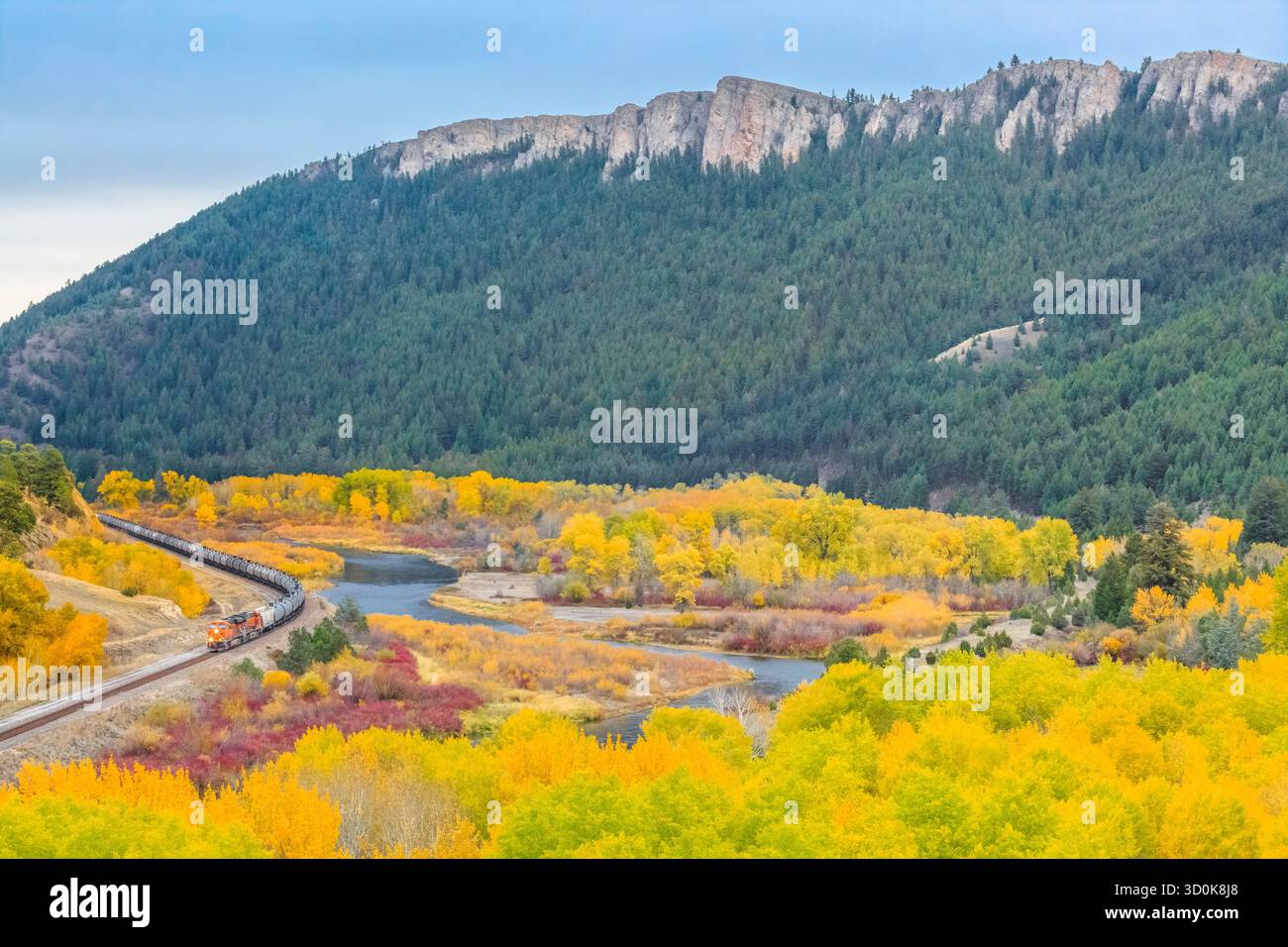 entraînez-vous le long de la rivière clark fork sous de hautes falaises en automne près de drummond, montana Banque D'Images entraînez-vous le long de la rivière clark fork sous de hautes falaises en automne près de drummond, montana Banque D'Images